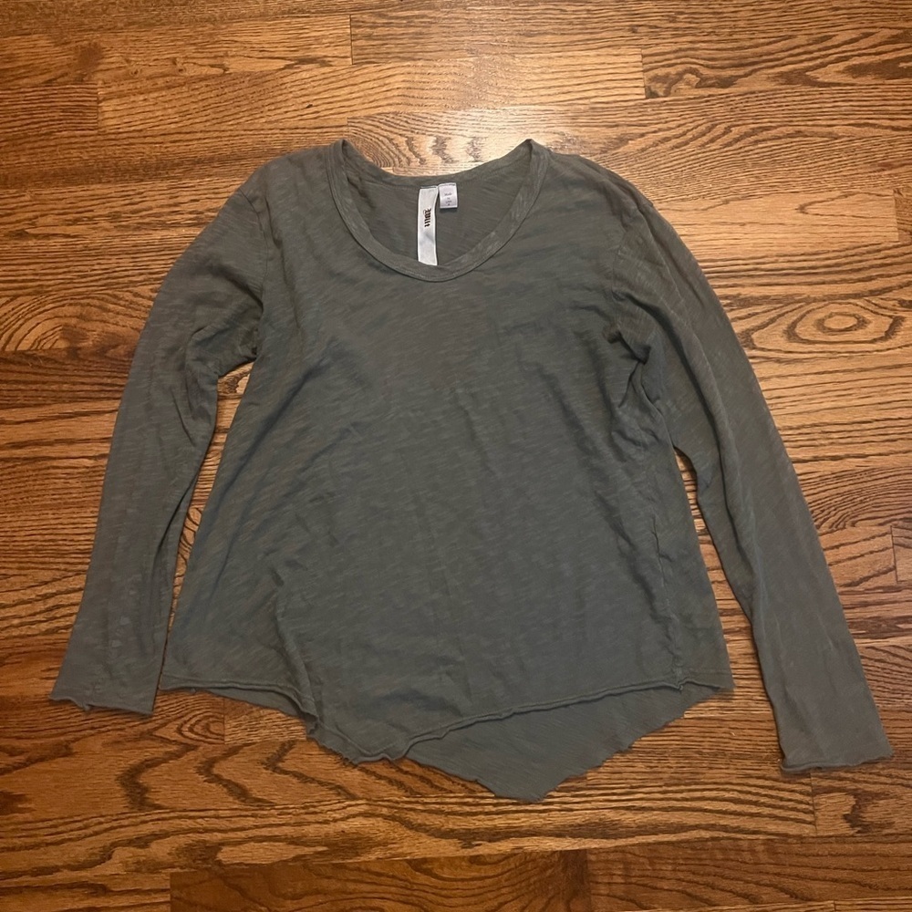 Wilt Gray Long Sleeve Relaxed Tee w/ Asymmetrical Hem - Small